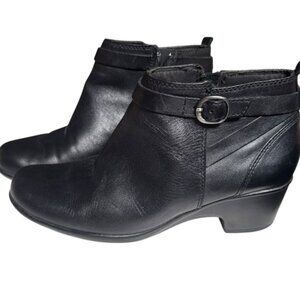 Clarks Boots Womens Size 8 Wide Black Leather Ankle Zip Buckle Comfort Low